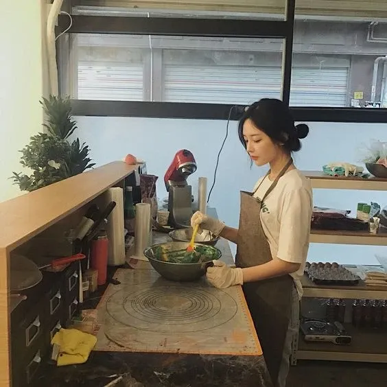 Cô gái nấu ăn trong văn phòng mang đến sự tự tin và dễ thương