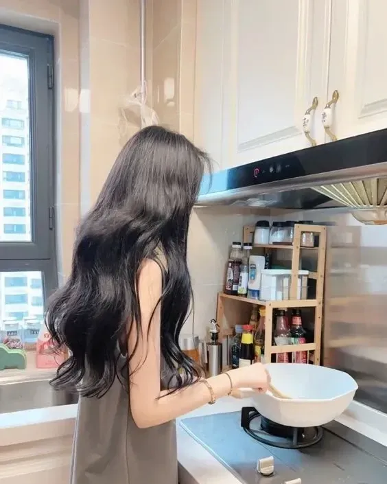 Hình ảnh gái xinh chụp trước gương mặt mang lại cảm giác dễ chịu