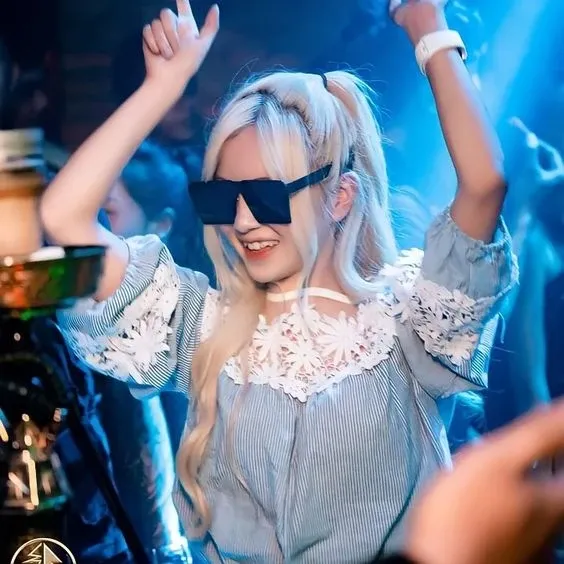 Nhạc rumba gái xinh đầy quyến rũ và lôi cuốn người nghe