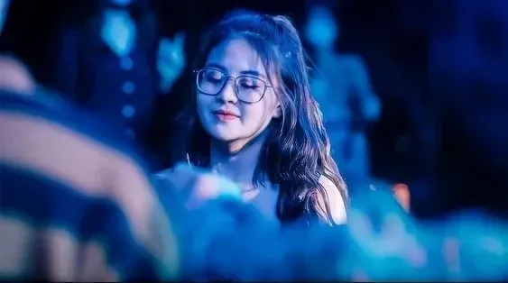 Gái xinh đi bar tạo nên không khí sôi động, hấp dẫn