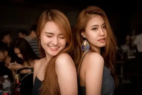 Ảnh gái xinh trong bar với vẻ đẹp tươi mới, đầy sức sống
