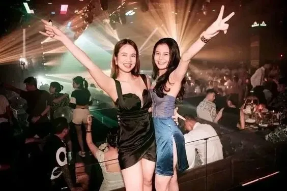 Anh gái sexy tỏa sáng với vẻ đẹp đầy quyến rũ, thu hút