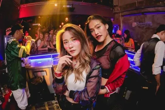 Gái xinh bikini sexy làm nổi bật vẻ đẹp quyến rũ và cuốn hút