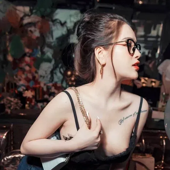 Gái xinh gợi dục với vóc dáng đẹp và thần thái quyến rũ.