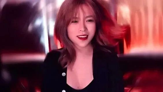 Gái xinh mặc đồ sexy tỏa sáng với vẻ đẹp cuốn hút, lôi kéo sự chú ý.