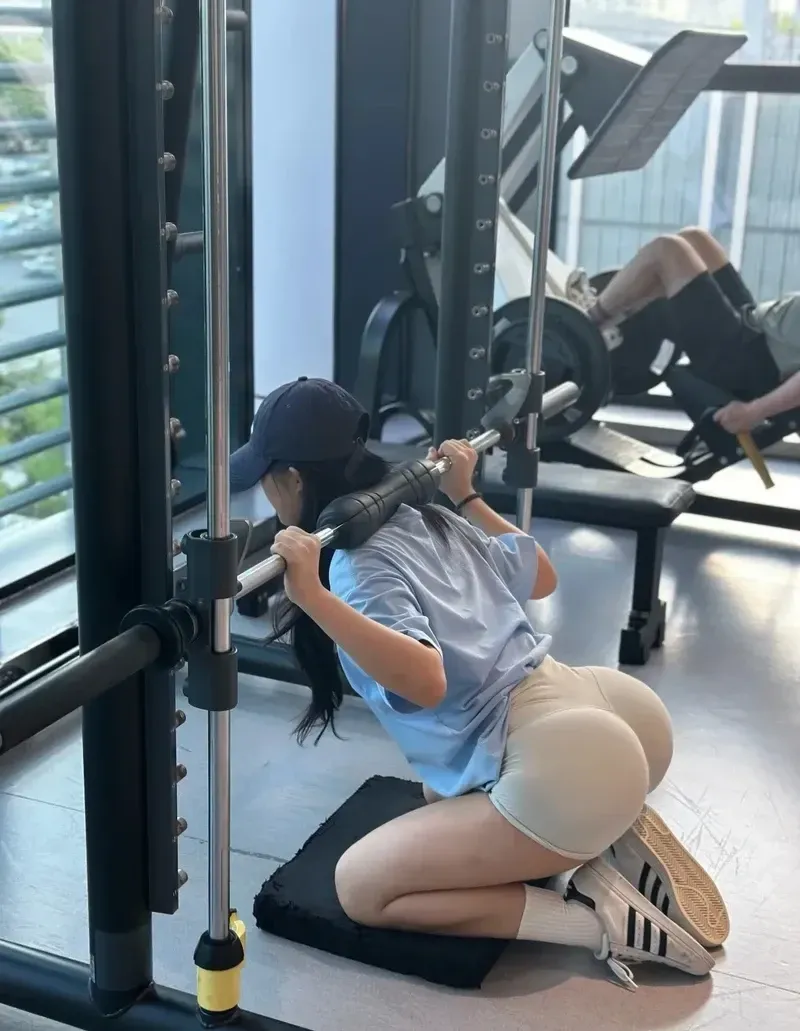 Gái xinh yoga với sự điềm tĩnh và sự quyến rũ trong từng động tác