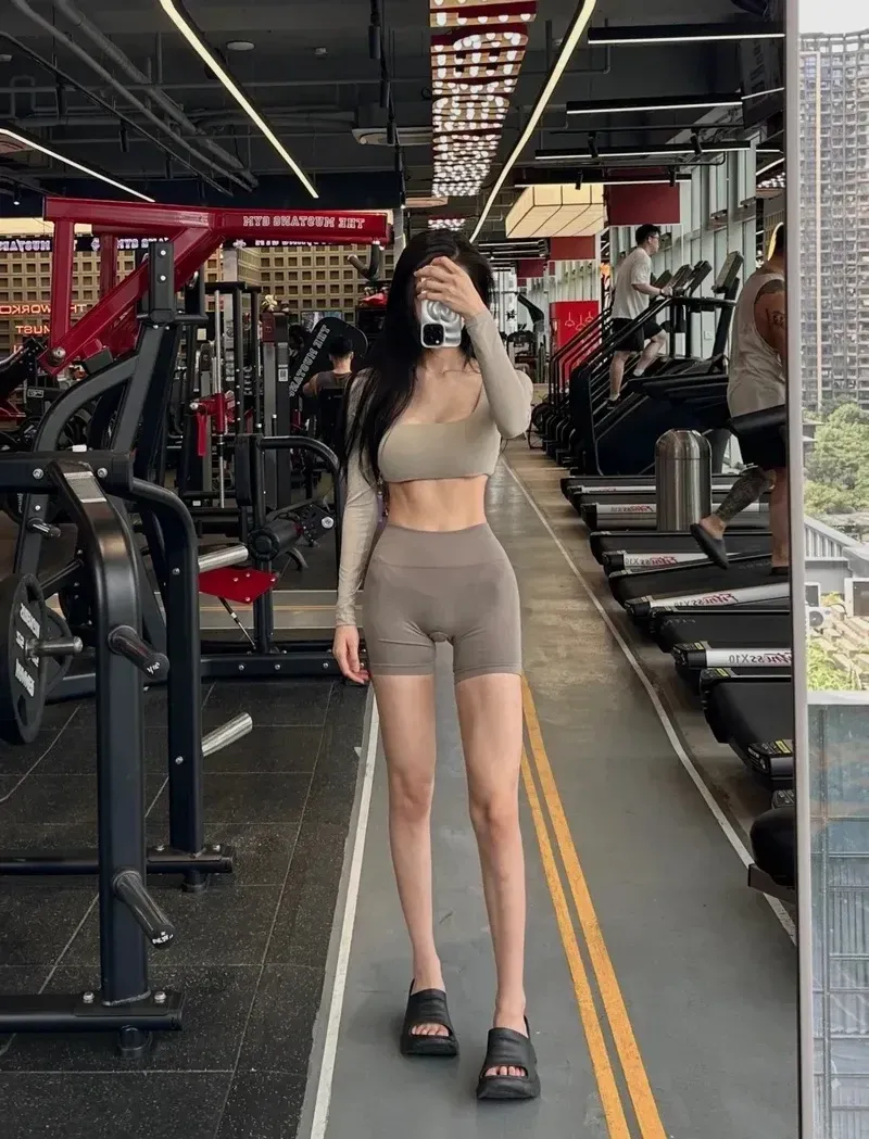 Gái xinh nhảy trên TikTok với những bước nhảy đầy năng lượng