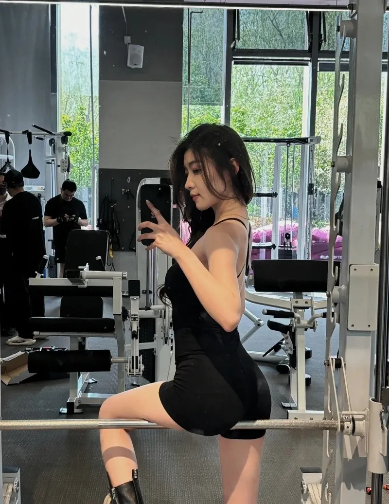 TikTok gái đẹp mặc váy bikini khoe sắc vóc tuyệt đẹp, quyến rũ