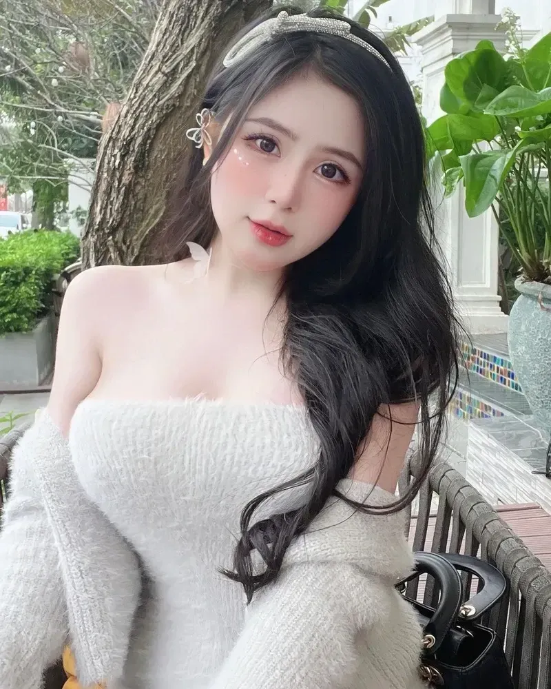 Gái xinh TikTok show hàng tạo ấn tượng mạnh mẽ với vẻ đẹp nổi bật