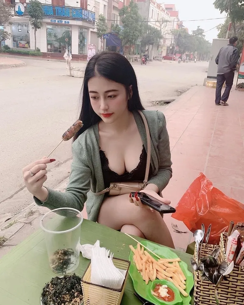 Gái xinh mặc váy ngắn TikTok thu hút với vẻ đẹp nổi bật.
