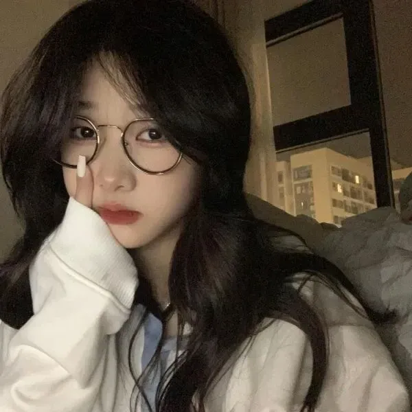 gái xinh tóc dài đeo kính cute