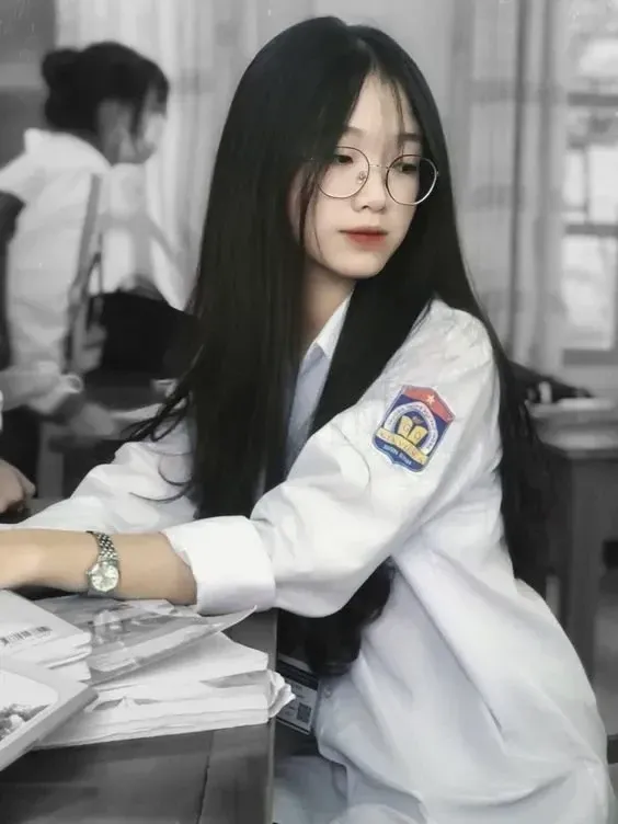 gái xinh tóc dài đeo kính hot