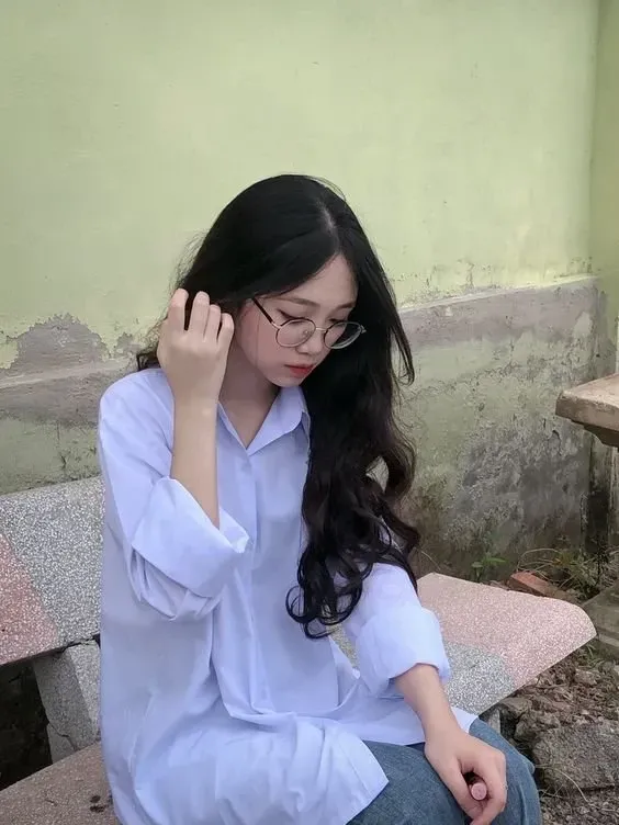 Gái xinh tóc dài che mặt tạo sự bí ẩn và cuốn hút