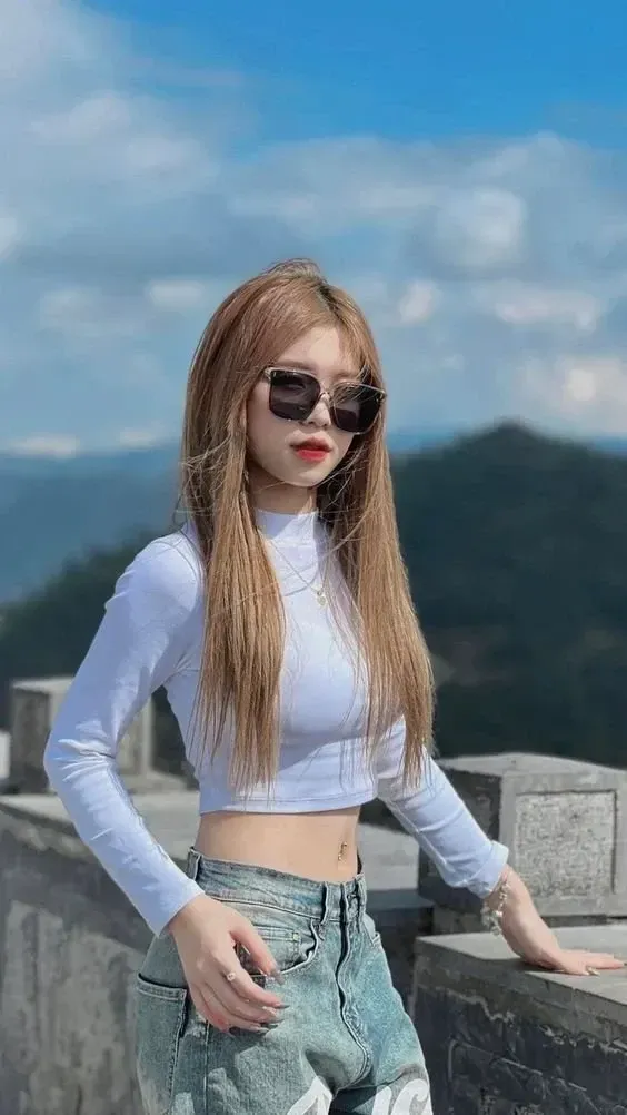 gái xinh đeo kính tóc dài
