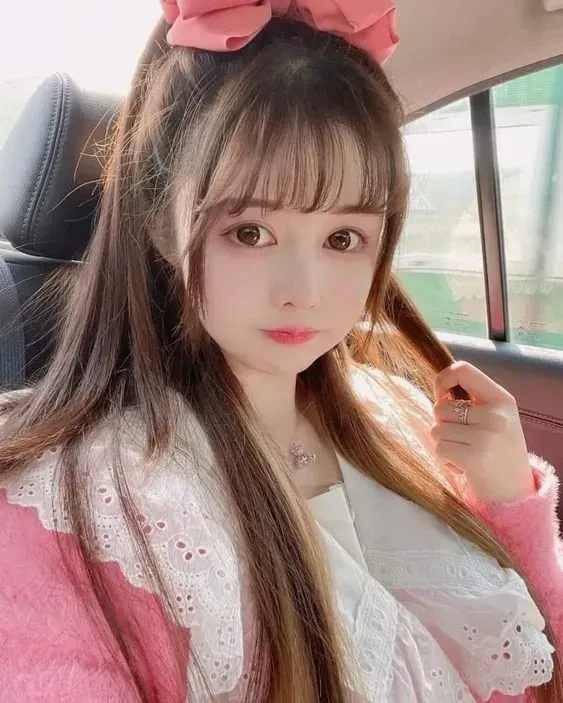 gái đẹp tóc dài đeo kính