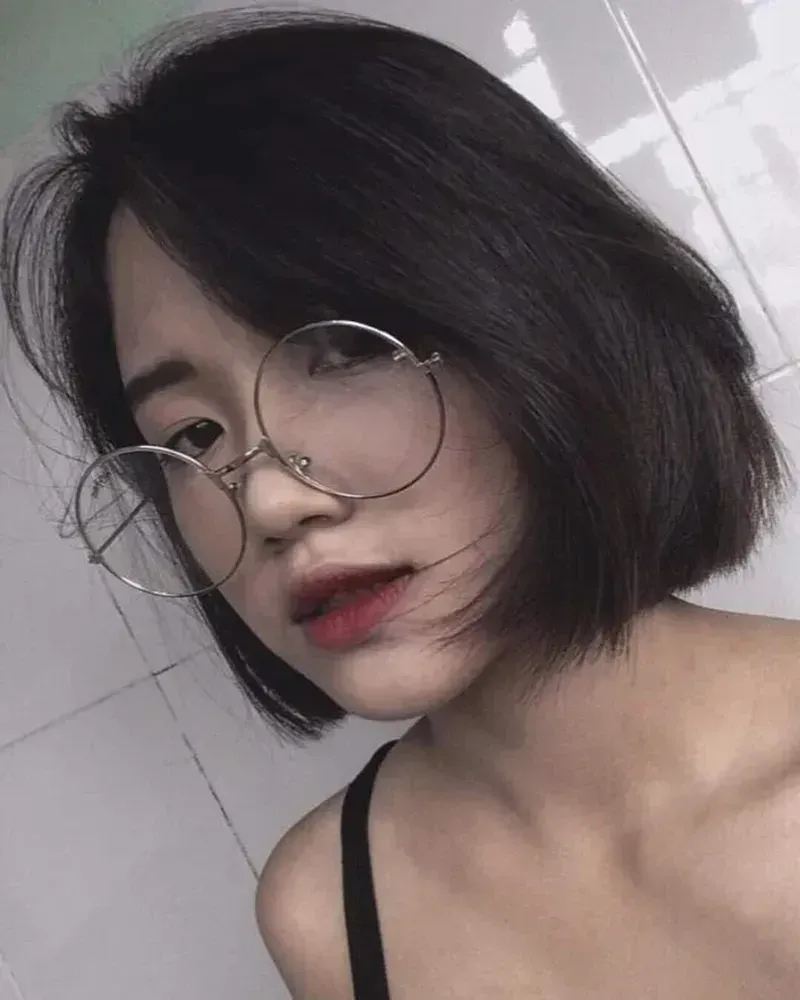 con gái cute ảnh gái xinh tóc ngắn đeo kính