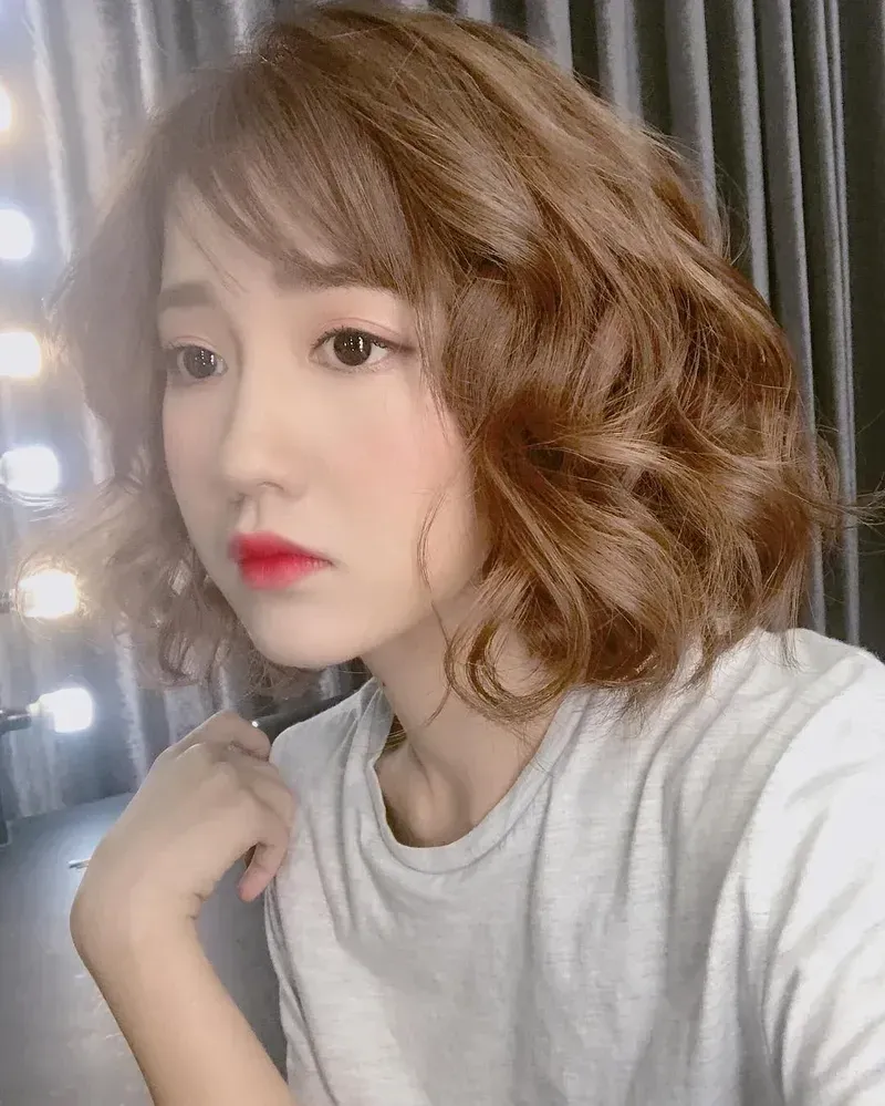gái xinh che mặt tóc ngắn