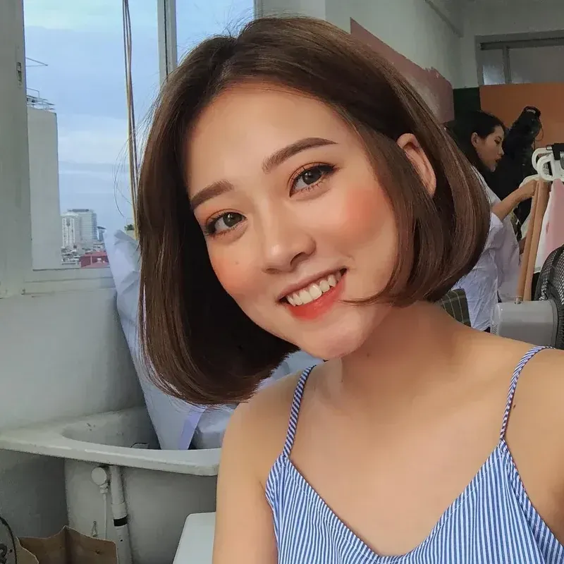 gái xinh tóc ngắn che mặt