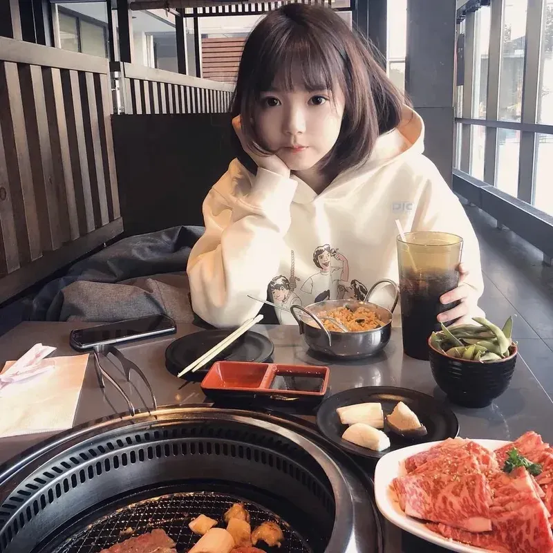 gái xinh tóc ngắn ngang vai che mặt