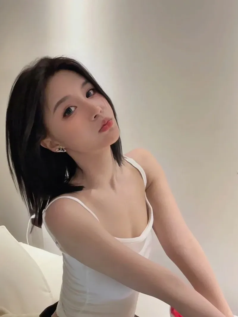 gái xinh tóc ngắn ngang vai che mặt