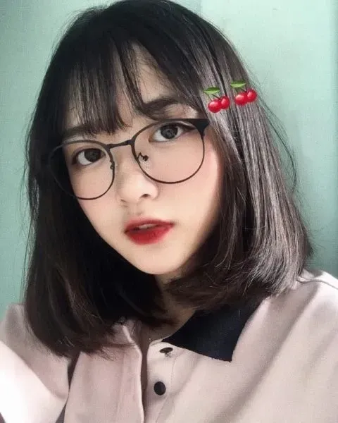 gái xinh tóc ngắn đeo kính cute