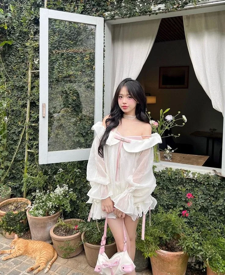 Che mặt gái xinh mặc Váy trắng, mang vẻ đẹp đầy huyền bí