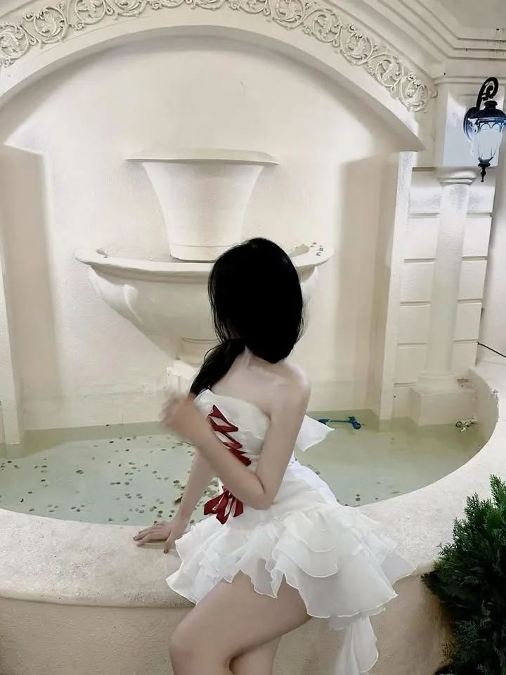 Gái xinh mặc váy trắng nhảy, mang đến không khí tươi mới