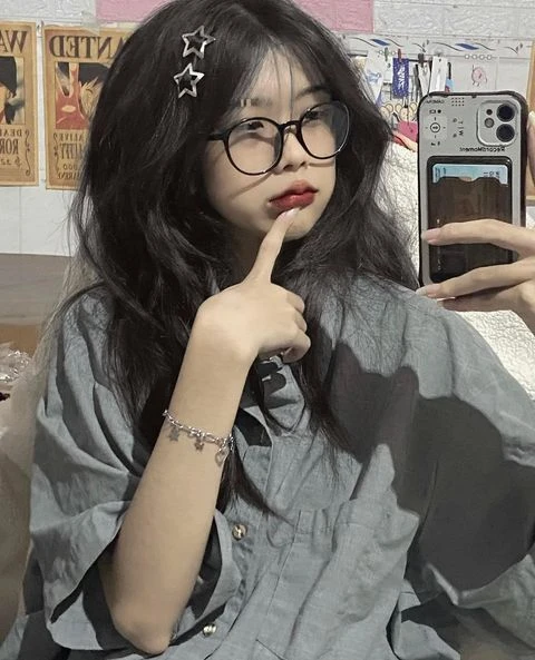 Gái xinh tóc dài đeo kính cute tạo nên nét đáng yêu khó quên