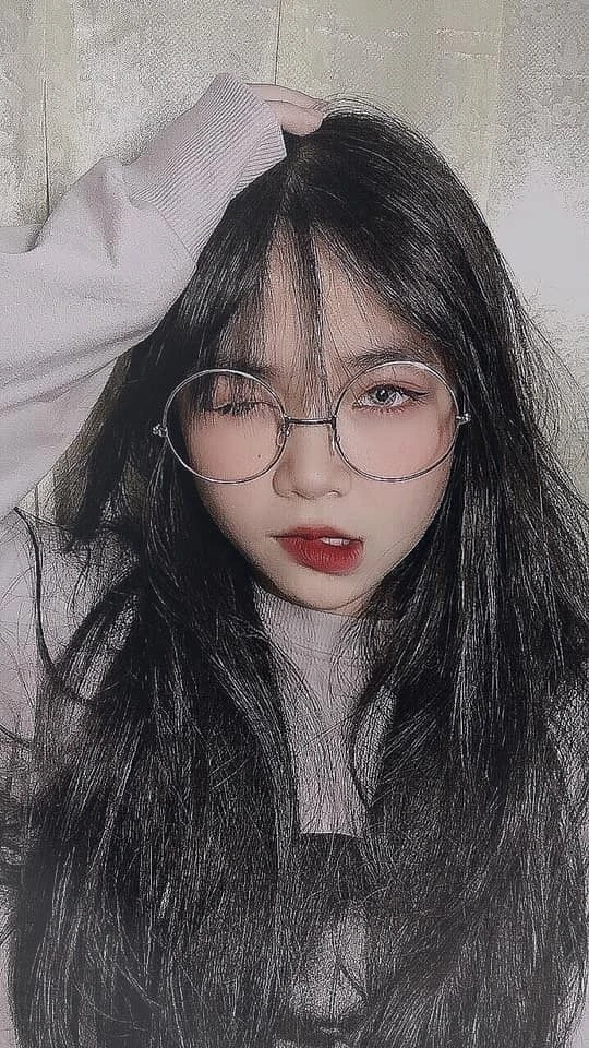 Gái xinh đeo mắt kính tóc dài làm nổi bật nét dịu dàng và cuốn hút