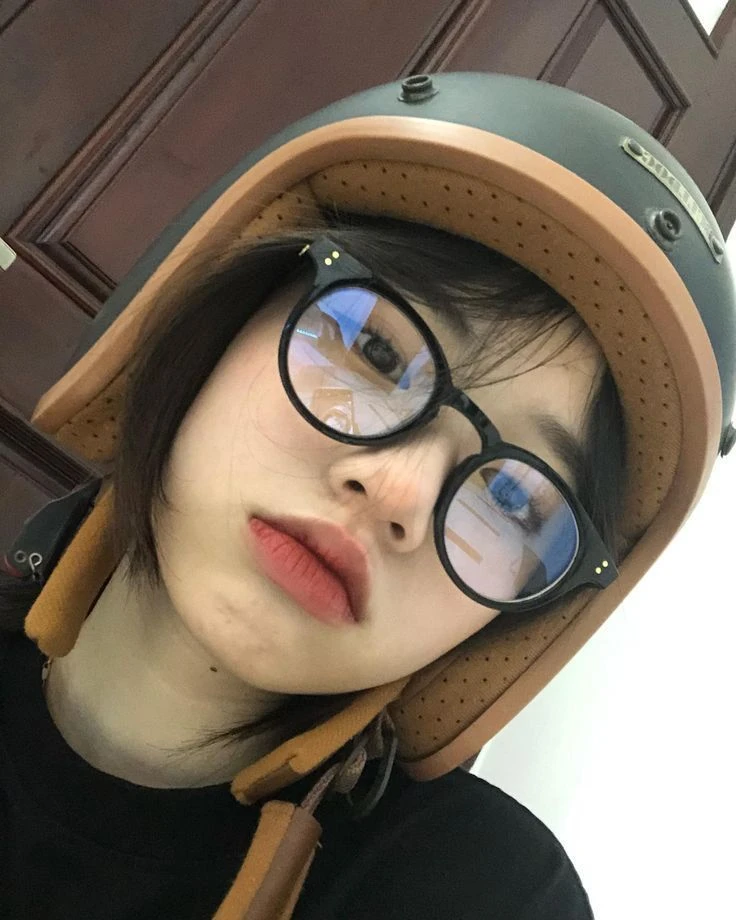 Gái xinh đeo kính thu hút ánh nhìn với vẻ đáng yêu và cuốn hút
