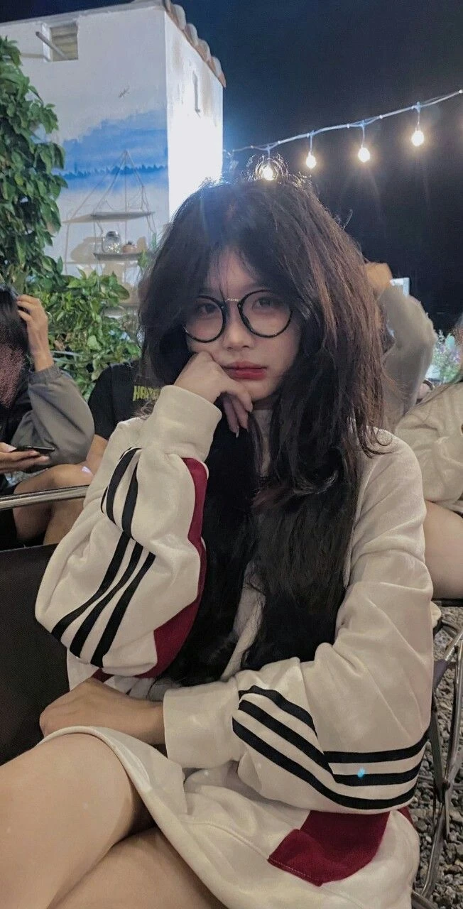 Gái cute đeo kính mang lại cảm giác gần gũi và dễ thương