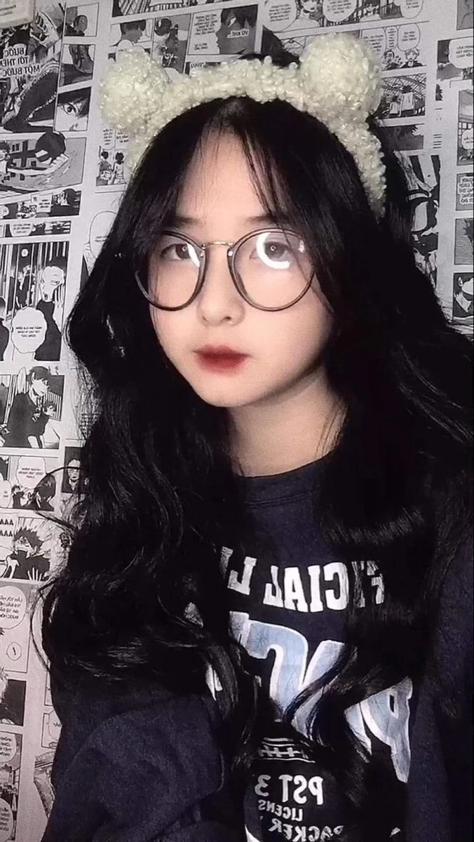 Gái xinh cute đeo kính thể hiện nét hồn nhiên và cuốn hút riêng