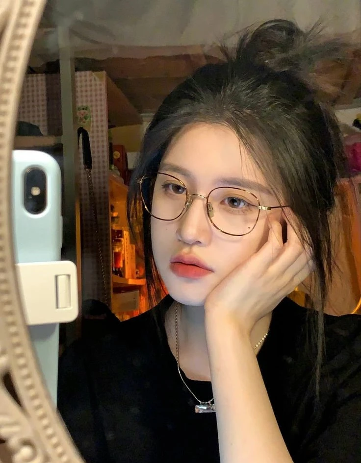 Gái xinh đeo kính cute tạo cảm giác dễ thương và đáng yêu