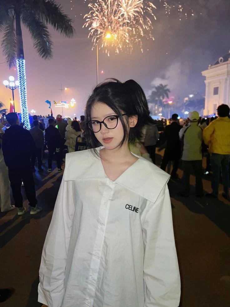 Gái xinh đeo kính cận mang lại nét duyên dáng và trẻ trung