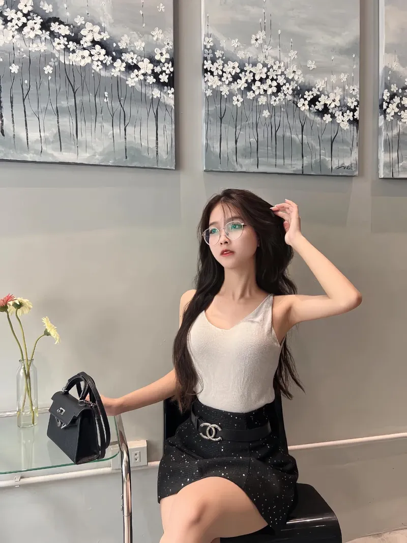 Gái xinh TikTok mặc váy ngắn nhảy với nét duyên dáng, năng động