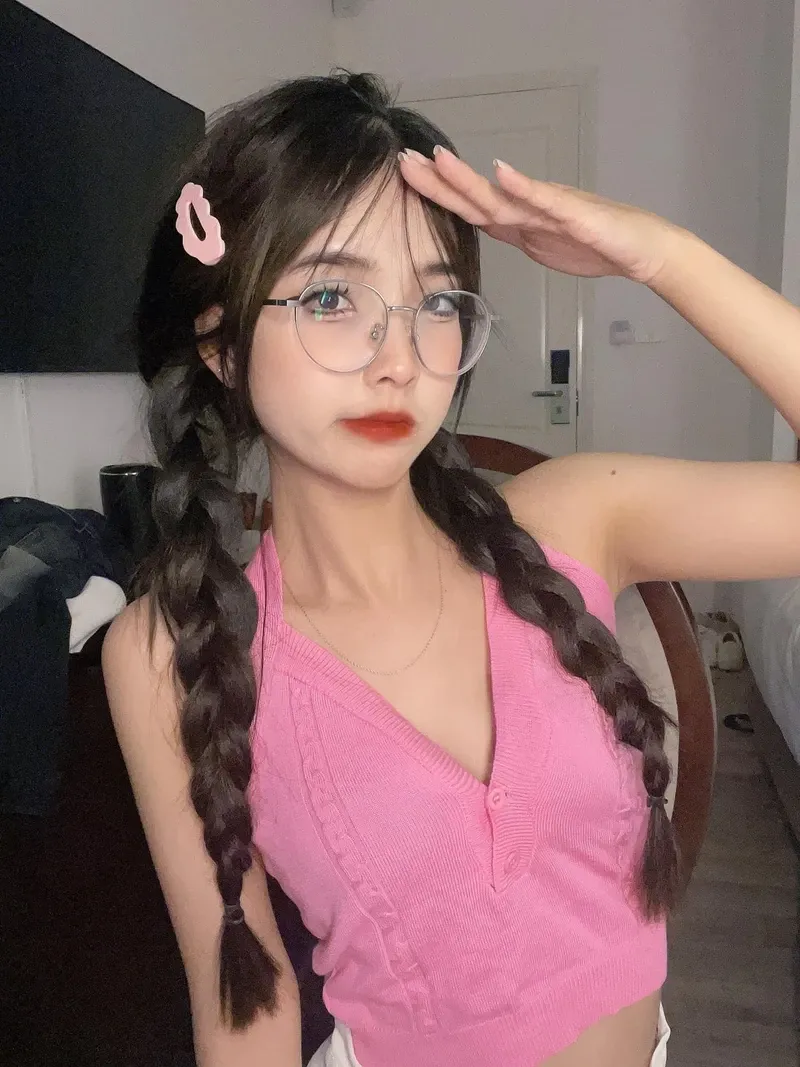 TikTok gái xinh mặc váy ngắn thể hiện sự tự tin, thu hút mọi ánh nhìn