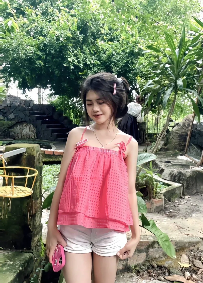Gái xinh TikTok đi biển mặc bikini với vẻ đẹp tươi tắn, rạng ngời