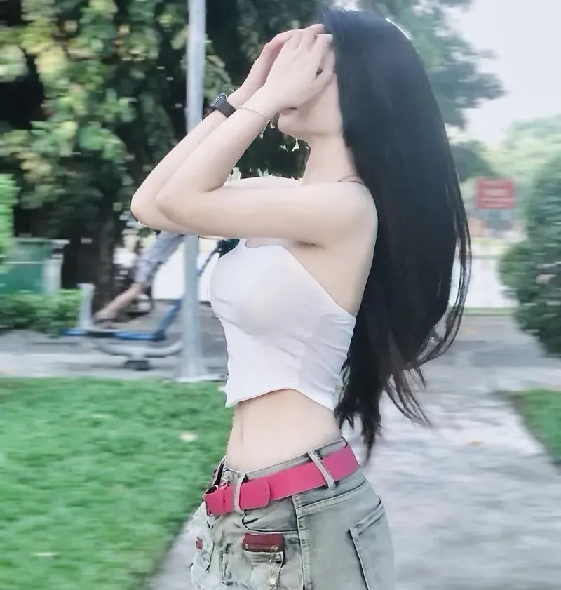 Gái đẹp nhảy TikTok với vẻ năng động, tươi trẻ và quyến rũ