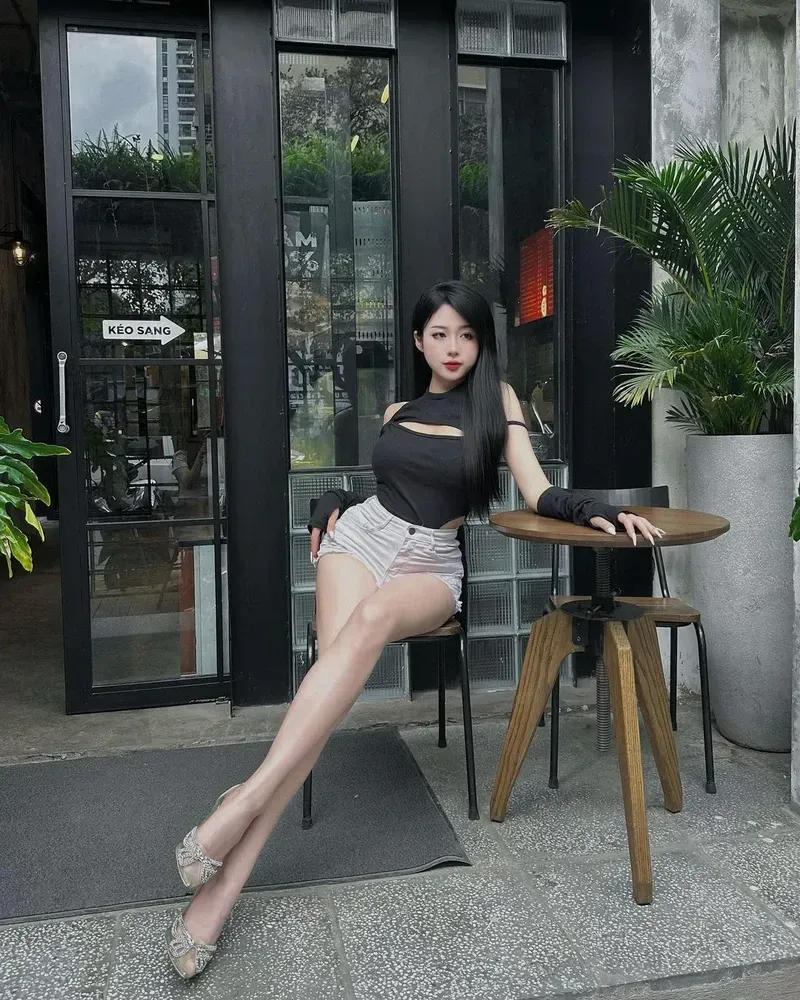 Ảnh gái show hàng nổi bật với vẻ đẹp tươi sáng, dễ thương