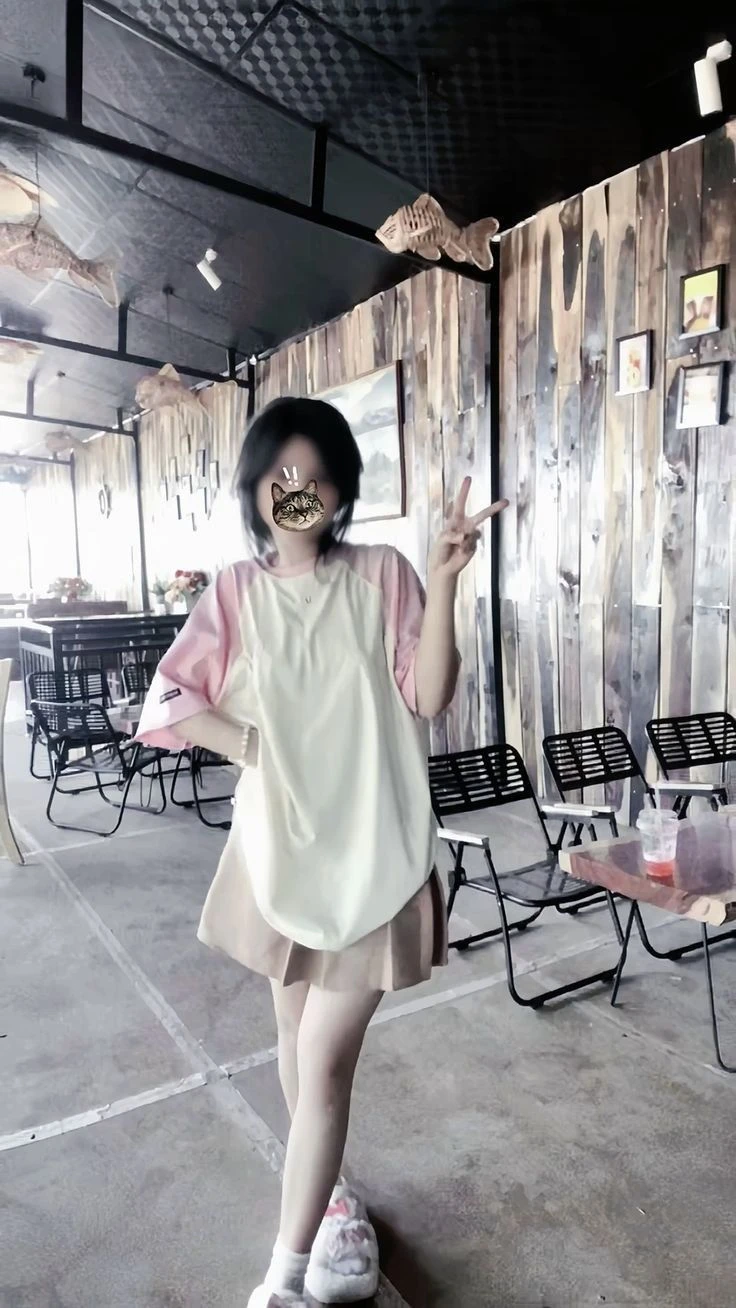 Hình ảnh con gái cute che mặt gây ấn tượng với nét dễ thương