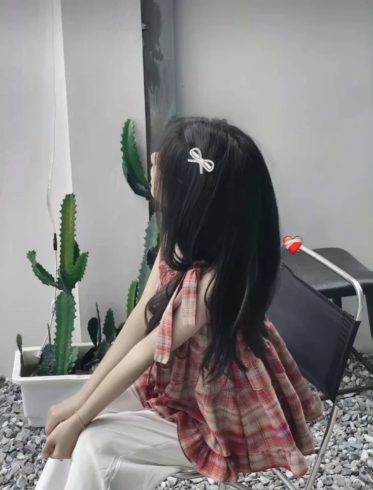 Hình ảnh gái xinh che mặt làm nổi bật phong cách độc đáo