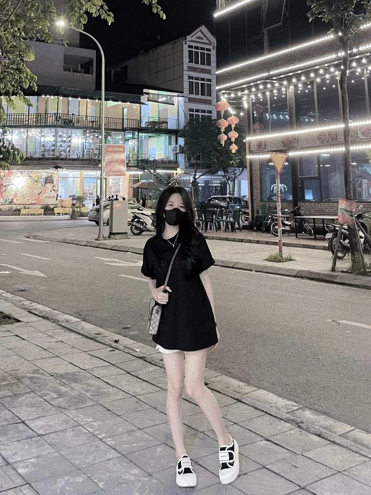 Ảnh gái xinh che mặt bằng điện thoại trước gương đầy cuốn hút