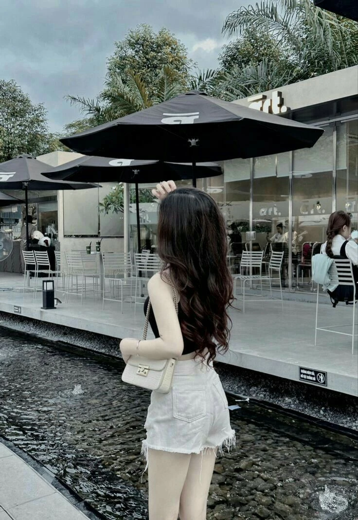 Ảnh cô gái che mặt mang đến vẻ đẹp bí ẩn và tinh tế