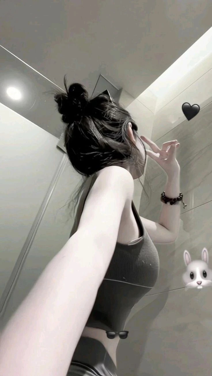 Hình ảnh gái cute che mặt khiến người xem không thể rời mắt