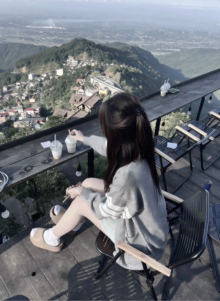 Ảnh gái cute che mặt mang lại cảm giác ngọt ngào và tinh tế