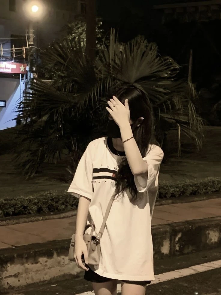 Hình ảnh gái xinh chụp dáng che mặt làm nổi bật sự duyên dáng và cuốn hút