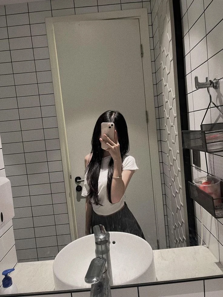 Ảnh gái chụp dáng che mặt thu hút ánh nhìn với phong cách tự nhiên