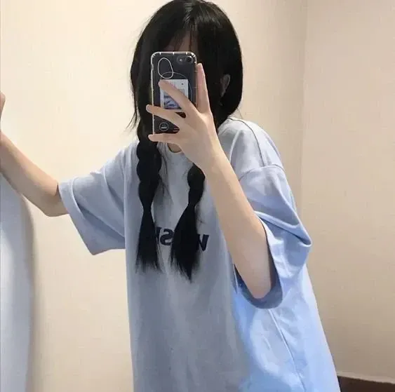 gái xinh che mặt bằng điện thoại