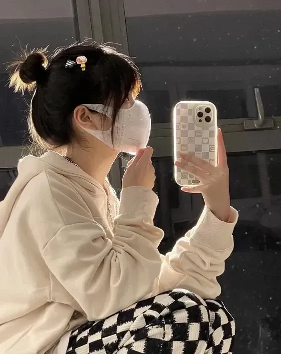 Ảnh gái che mặt bằng điện thoại tạo nên vẻ bí ẩn thú vị