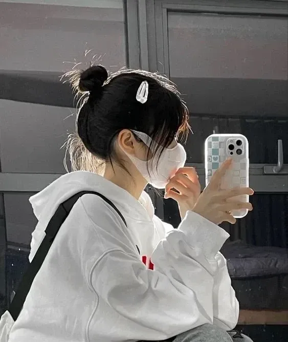gái xinh che mặt tóc ngắn